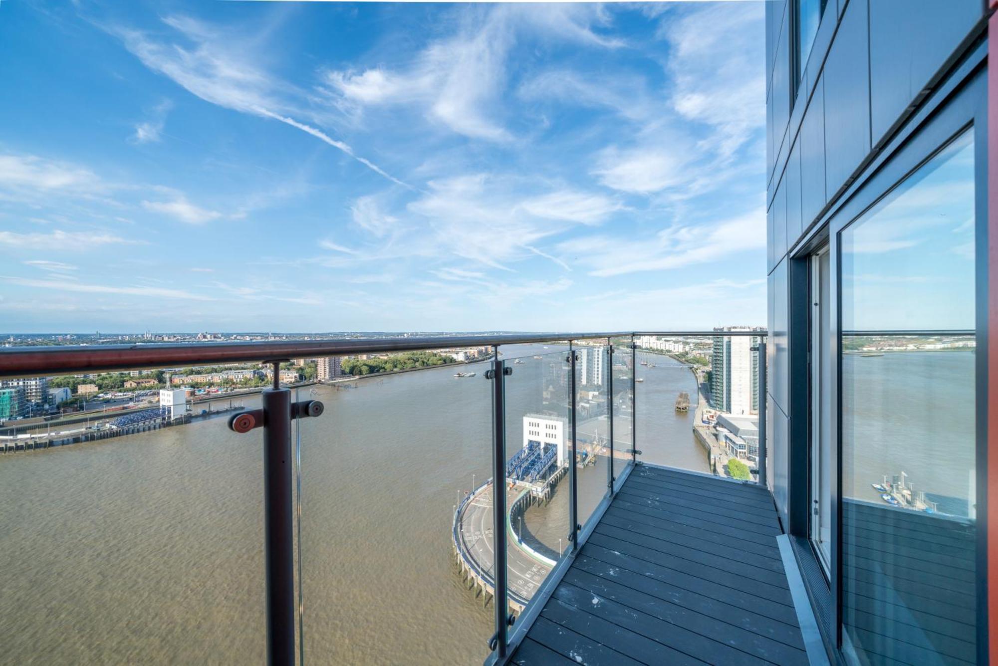 Skyvillion - London River Thames Top Floor Apartments By Woolwich Ferry, Mins To London Excel, O2 Arena , London City Airport With Parking Екстер'єр фото