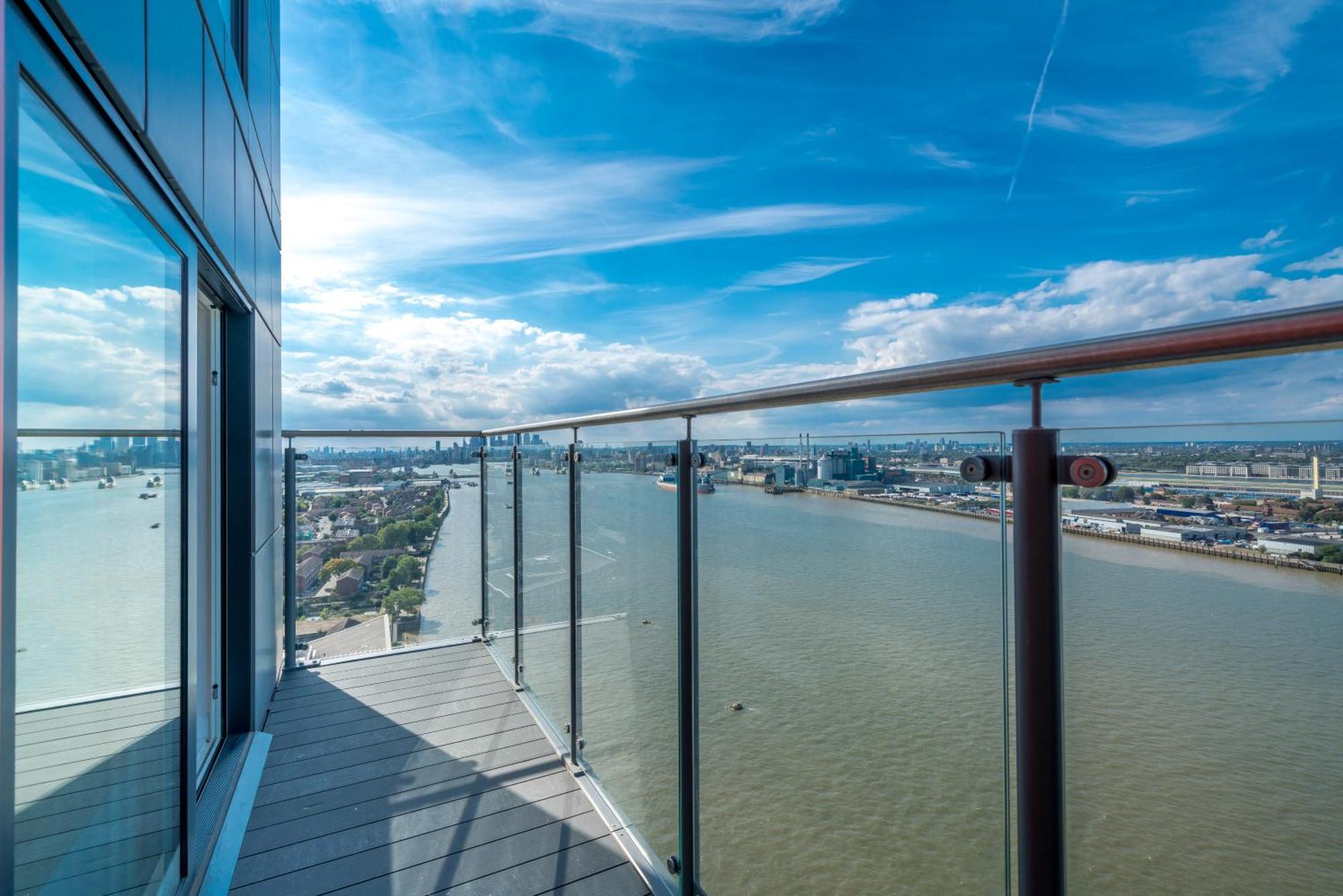 Skyvillion - London River Thames Top Floor Apartments By Woolwich Ferry, Mins To London Excel, O2 Arena , London City Airport With Parking Екстер'єр фото