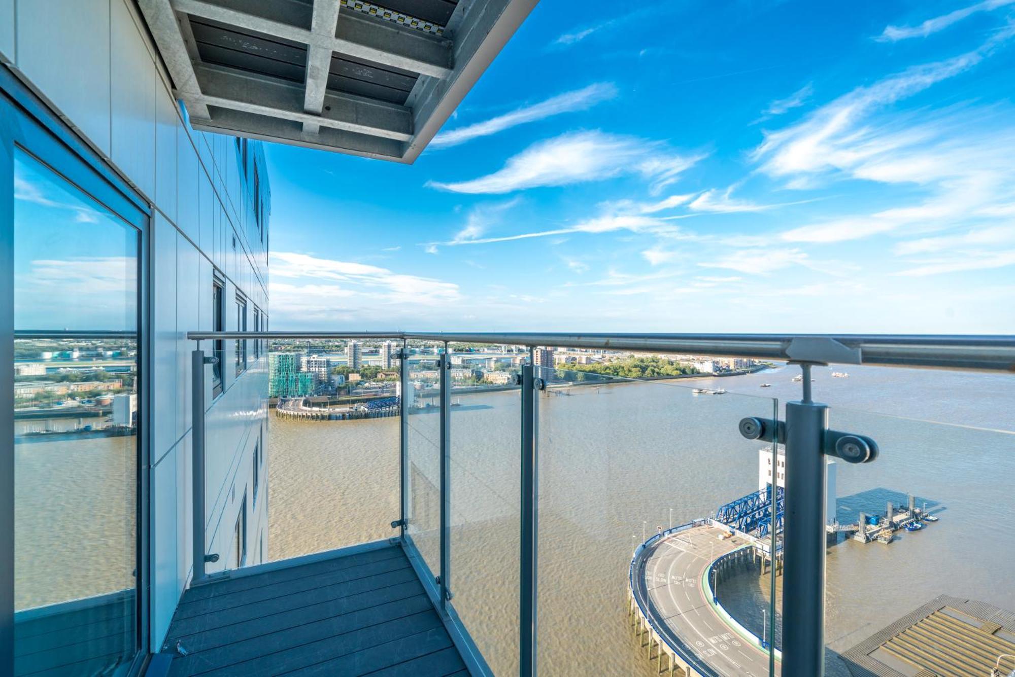 Skyvillion - London River Thames Top Floor Apartments By Woolwich Ferry, Mins To London Excel, O2 Arena , London City Airport With Parking Екстер'єр фото